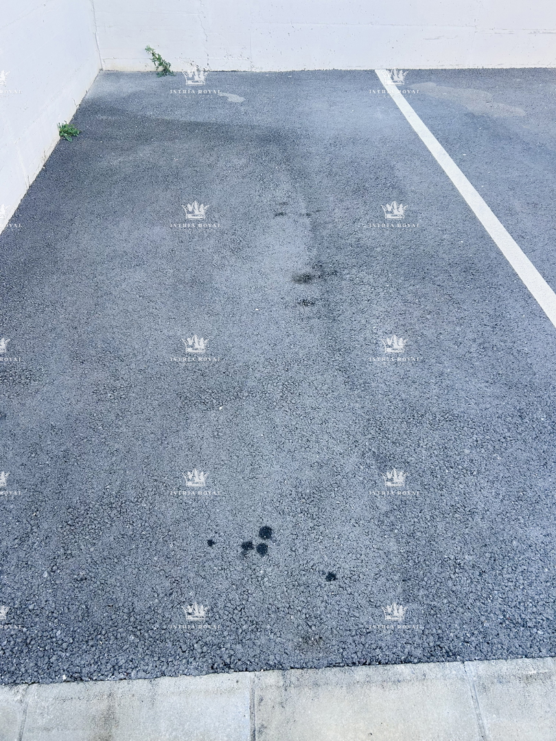 VENDITA ESCLUSIVA, appartamento di pregio 73m2, due posti auto, terrazza sul tetto 80m2, vista mare, 2 camere da letto + soggiorno con angolo cottura, Istria, Savudrija, 400m dal mare, di lusso