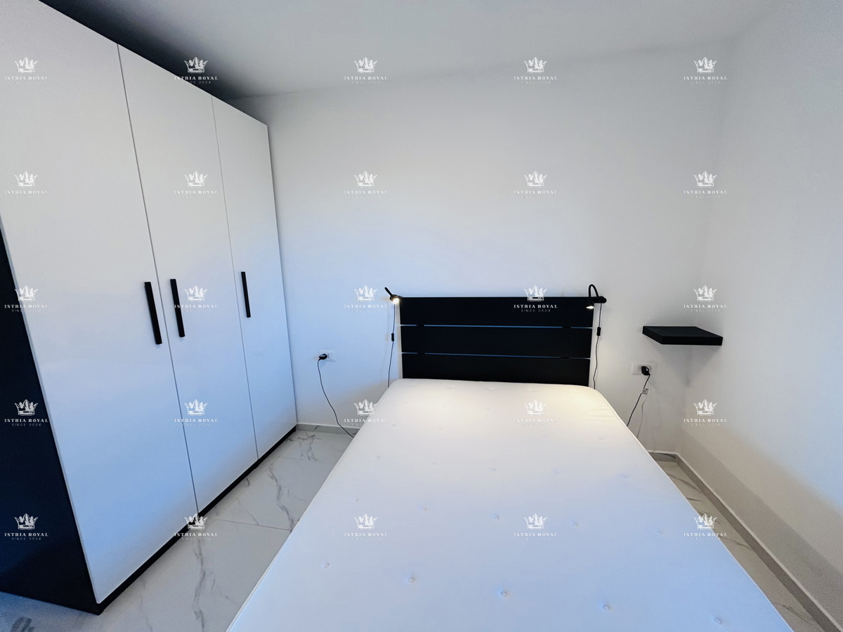 VENDITA ESCLUSIVA, appartamento di pregio 73m2, due posti auto, terrazza sul tetto 80m2, vista mare, 2 camere da letto + soggiorno con angolo cottura, Istria, Savudrija, 400m dal mare, di lusso