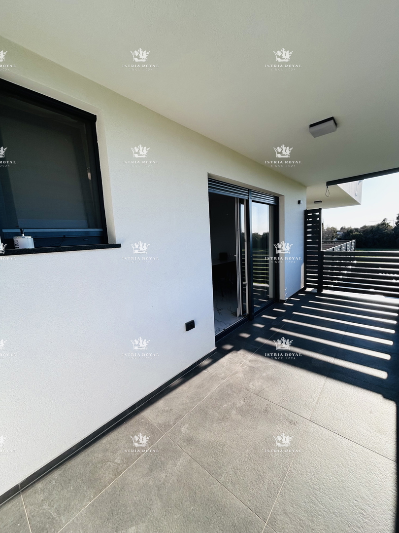 VENDITA ESCLUSIVA, appartamento di pregio 73m2, due posti auto, terrazza sul tetto 80m2, vista mare, 2 camere da letto + soggiorno con angolo cottura, Istria, Savudrija, 400m dal mare, di lusso