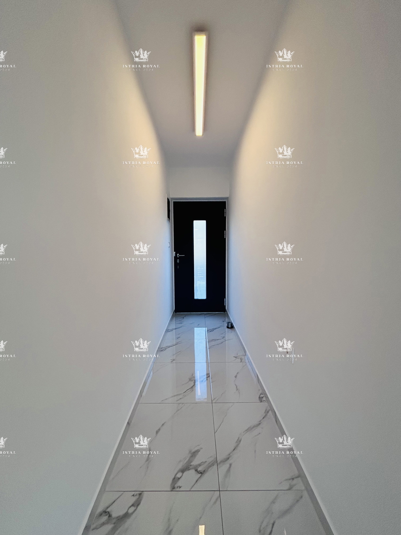 VENDITA ESCLUSIVA, appartamento di pregio 73m2, due posti auto, terrazza sul tetto 80m2, vista mare, 2 camere da letto + soggiorno con angolo cottura, Istria, Savudrija, 400m dal mare, di lusso