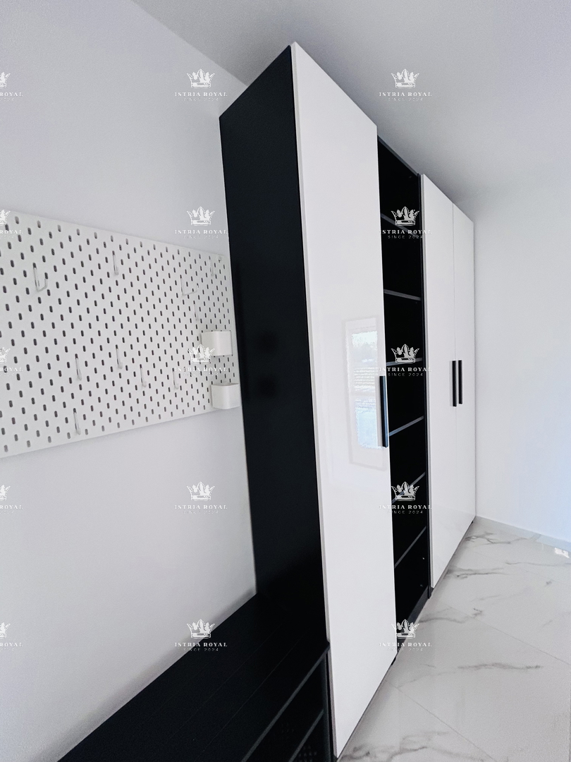 VENDITA ESCLUSIVA, appartamento di pregio 73m2, due posti auto, terrazza sul tetto 80m2, vista mare, 2 camere da letto + soggiorno con angolo cottura, Istria, Savudrija, 400m dal mare, di lusso