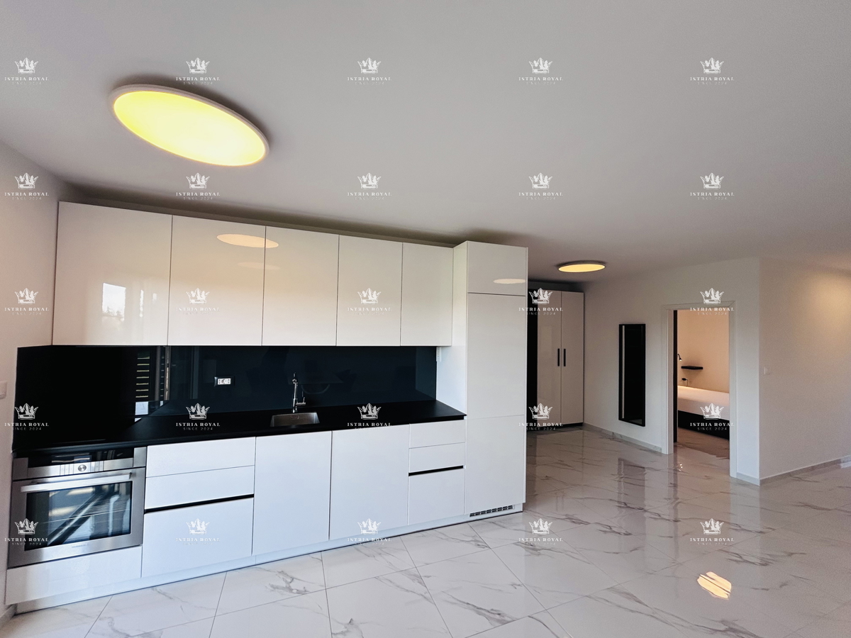 VENDITA ESCLUSIVA, appartamento di pregio 73m2, due posti auto, terrazza sul tetto 80m2, vista mare, 2 camere da letto + soggiorno con angolo cottura, Istria, Savudrija, 400m dal mare, di lusso