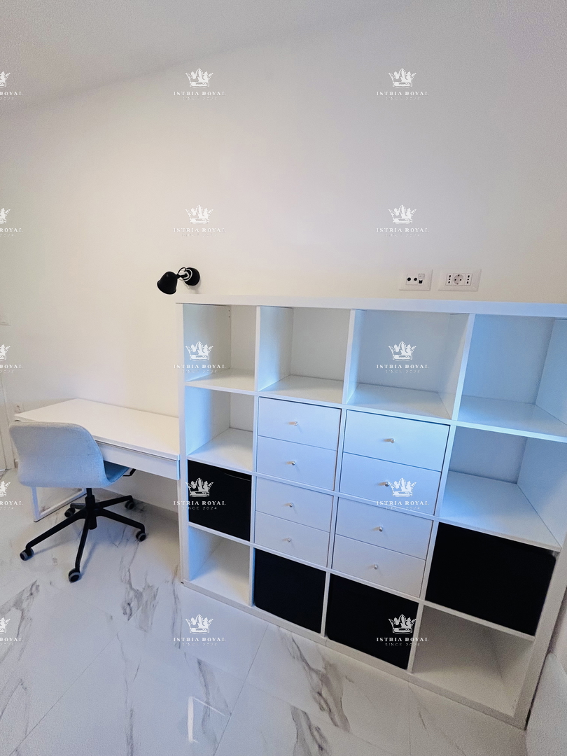 VENDITA ESCLUSIVA, appartamento di pregio 73m2, due posti auto, terrazza sul tetto 80m2, vista mare, 2 camere da letto + soggiorno con angolo cottura, Istria, Savudrija, 400m dal mare, di lusso