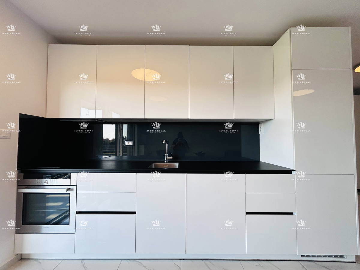 VENDITA ESCLUSIVA, appartamento di pregio 73m2, due posti auto, terrazza sul tetto 80m2, vista mare, 2 camere da letto + soggiorno con angolo cottura, Istria, Savudrija, 400m dal mare, di lusso