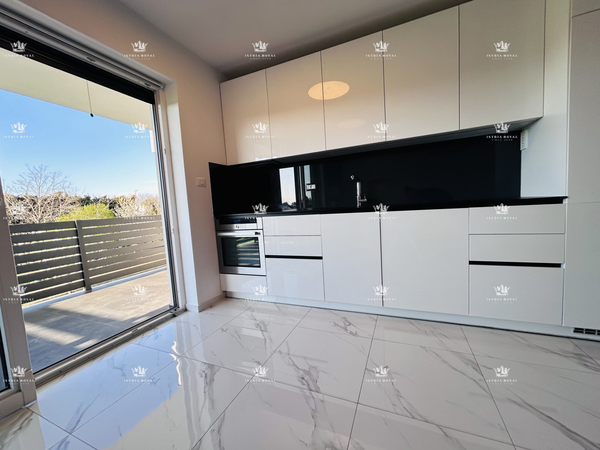 VENDITA ESCLUSIVA, appartamento di pregio 73m2, due posti auto, terrazza sul tetto 80m2, vista mare, 2 camere da letto + soggiorno con angolo cottura, Istria, Savudrija, 400m dal mare, di lusso