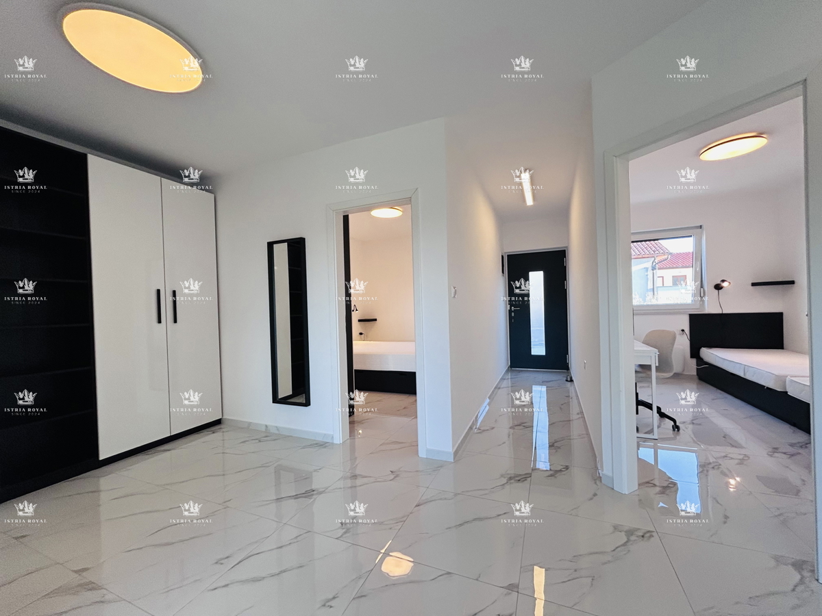 VENDITA ESCLUSIVA, appartamento di pregio 73m2, due posti auto, terrazza sul tetto 80m2, vista mare, 2 camere da letto + soggiorno con angolo cottura, Istria, Savudrija, 400m dal mare, di lusso