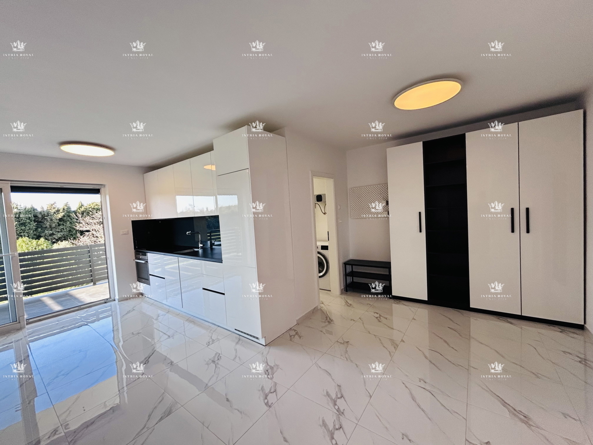 VENDITA ESCLUSIVA, appartamento di pregio 73m2, due posti auto, terrazza sul tetto 80m2, vista mare, 2 camere da letto + soggiorno con angolo cottura, Istria, Savudrija, 400m dal mare, di lusso