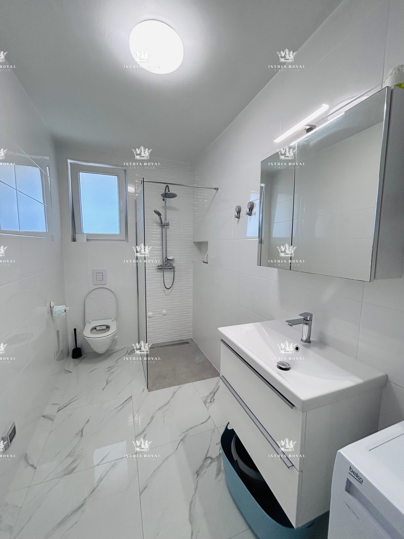 VENDITA ESCLUSIVA, appartamento di pregio 73m2, due posti auto, terrazza sul tetto 80m2, vista mare, 2 camere da letto + soggiorno con angolo cottura, Istria, Savudrija, 400m dal mare, di lusso