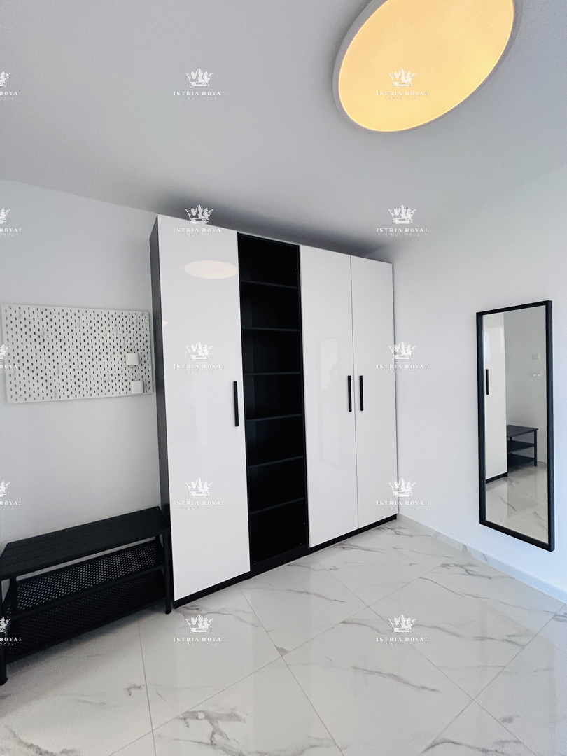 VENDITA ESCLUSIVA, appartamento di pregio 73m2, due posti auto, terrazza sul tetto 80m2, vista mare, 2 camere da letto + soggiorno con angolo cottura, Istria, Savudrija, 400m dal mare, di lusso