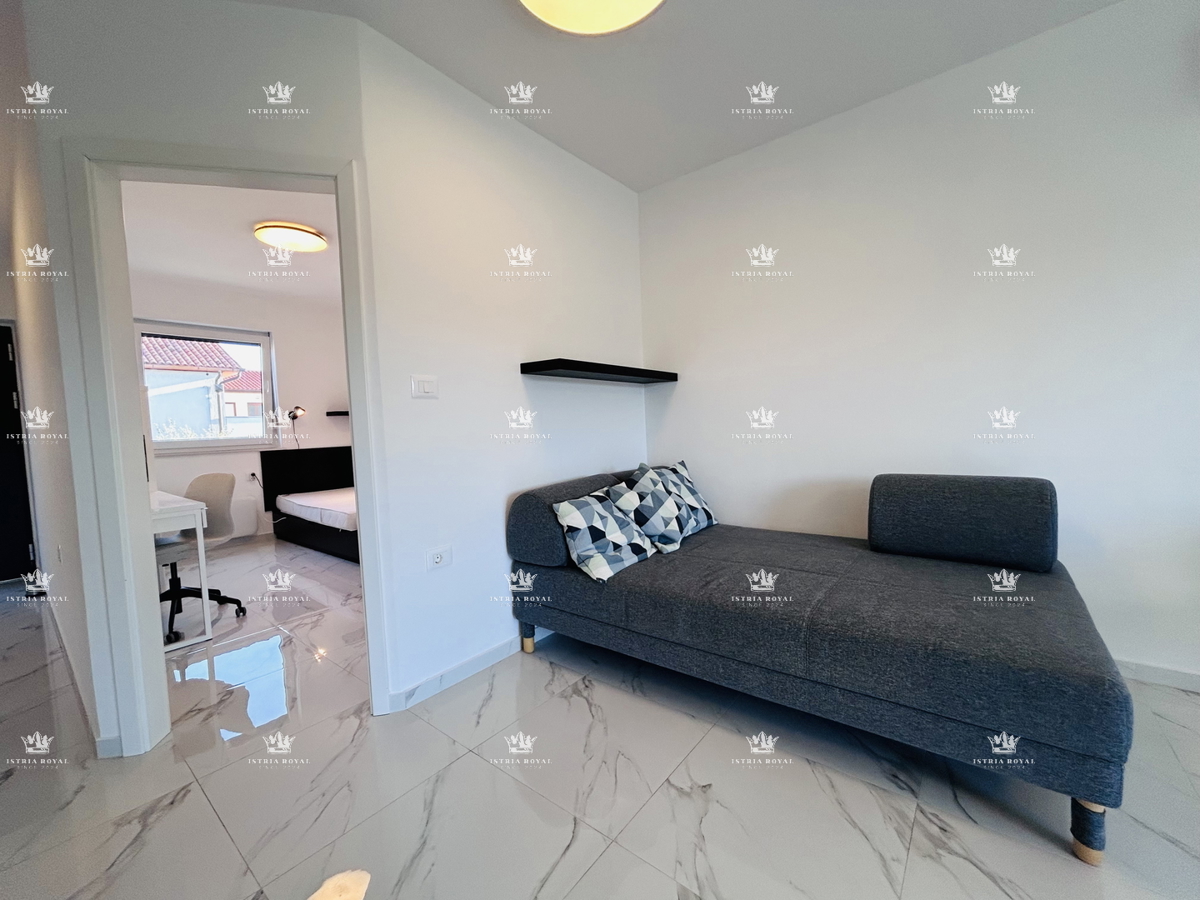 VENDITA ESCLUSIVA, appartamento di pregio 73m2, due posti auto, terrazza sul tetto 80m2, vista mare, 2 camere da letto + soggiorno con angolo cottura, Istria, Savudrija, 400m dal mare, di lusso