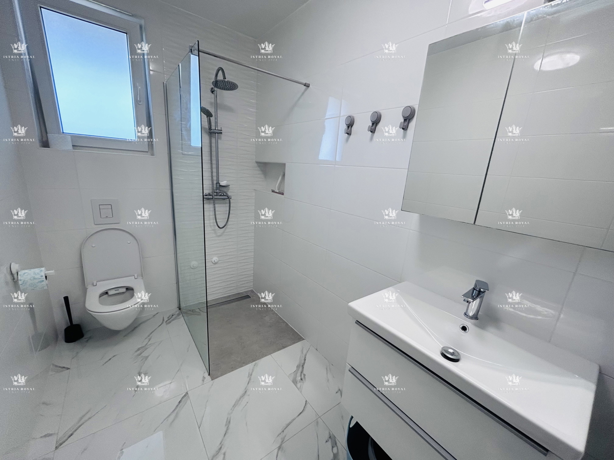 VENDITA ESCLUSIVA, appartamento di pregio 73m2, due posti auto, terrazza sul tetto 80m2, vista mare, 2 camere da letto + soggiorno con angolo cottura, Istria, Savudrija, 400m dal mare, di lusso