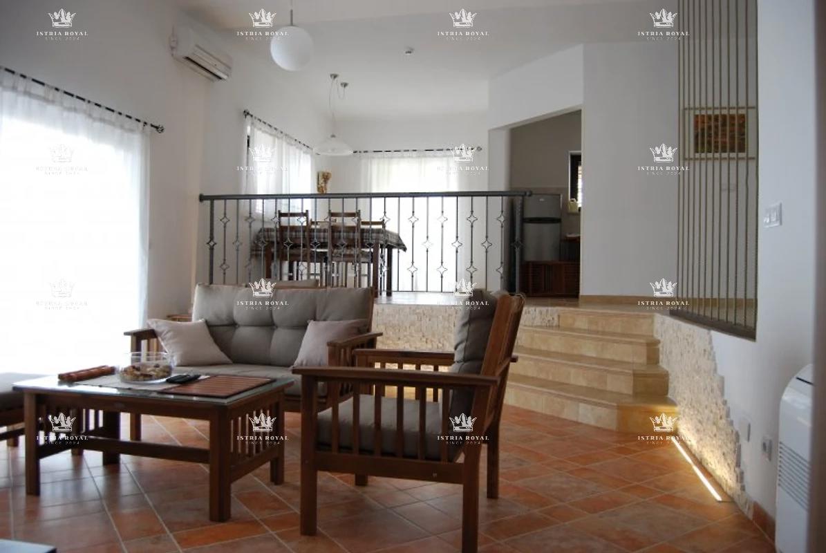 Istria, Pula, vendita di una casa in pietra ristrutturata con piscina, centro, opportunità, affitto turistico.