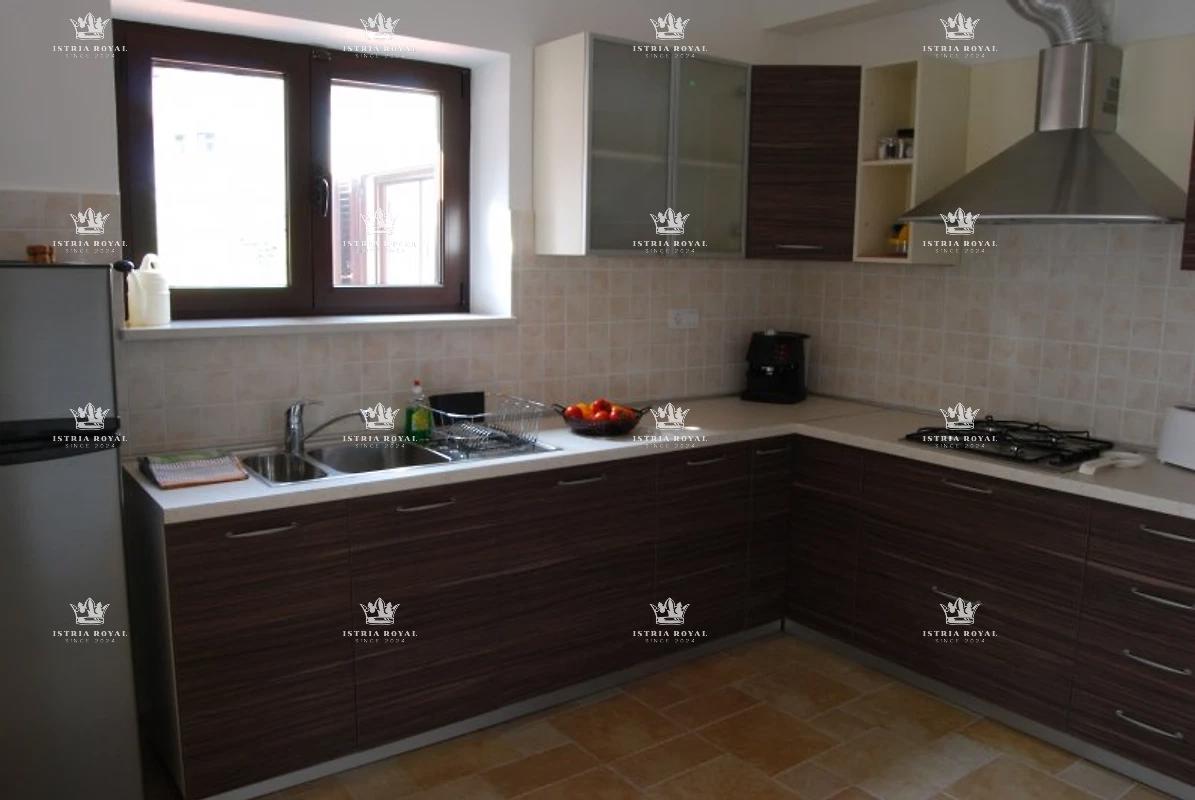 Istria, Pula, vendita di una casa in pietra ristrutturata con piscina, centro, opportunità, affitto turistico.