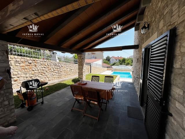 Istria, Pula, vendita di una casa in pietra ristrutturata con piscina, centro, opportunità, affitto turistico.