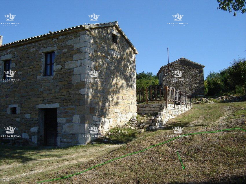 Istria, Motovun, vendita di terreno edificabile di 1.900 m2 e terreno agricolo di 16.637 m2, costruzione di un agriturismo, villa, infrastrutture nelle vicinanze.