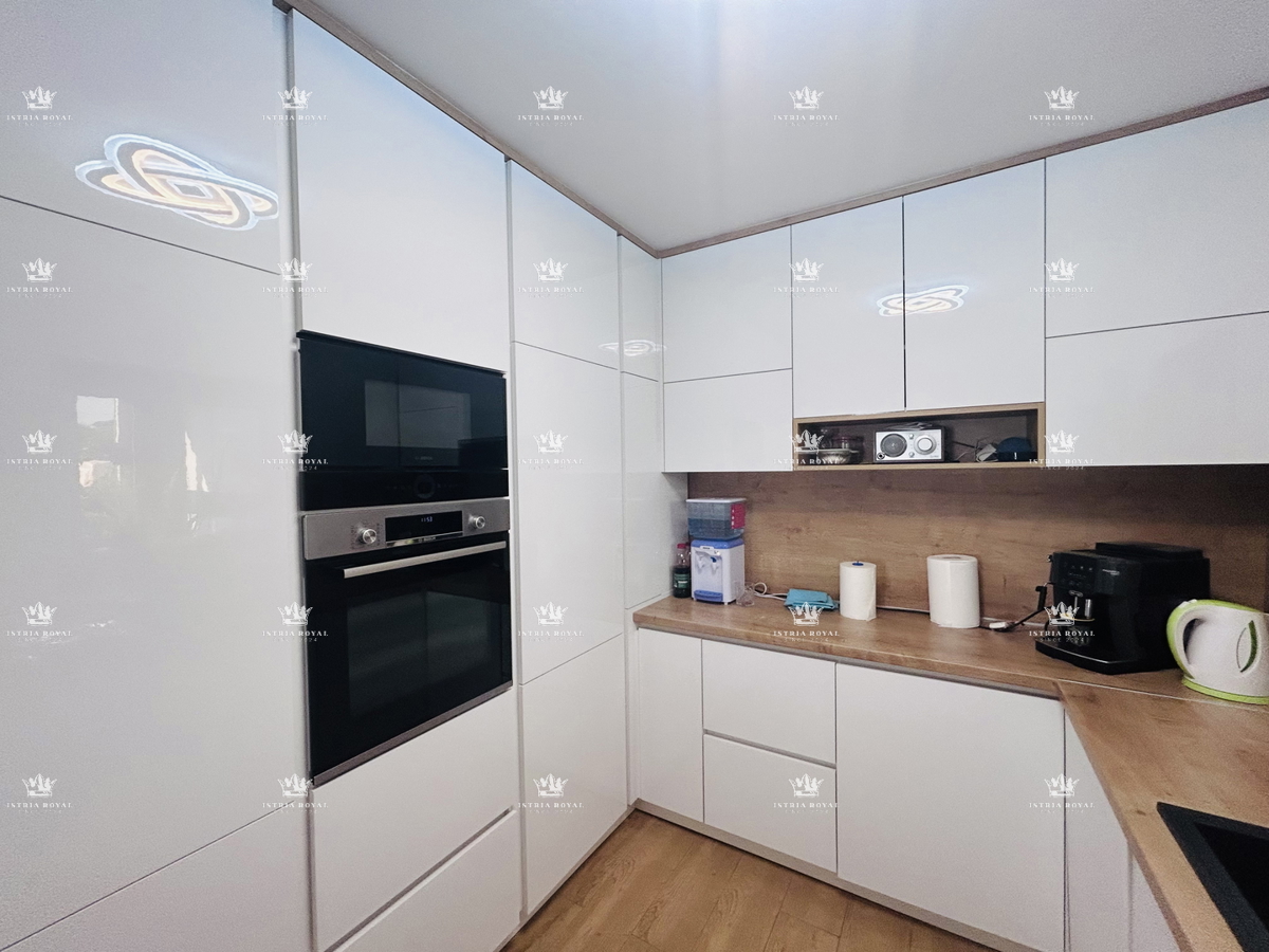 Istria, vendita di una casa con 3 appartamenti e cantina a Petrovija vicino a Umago.