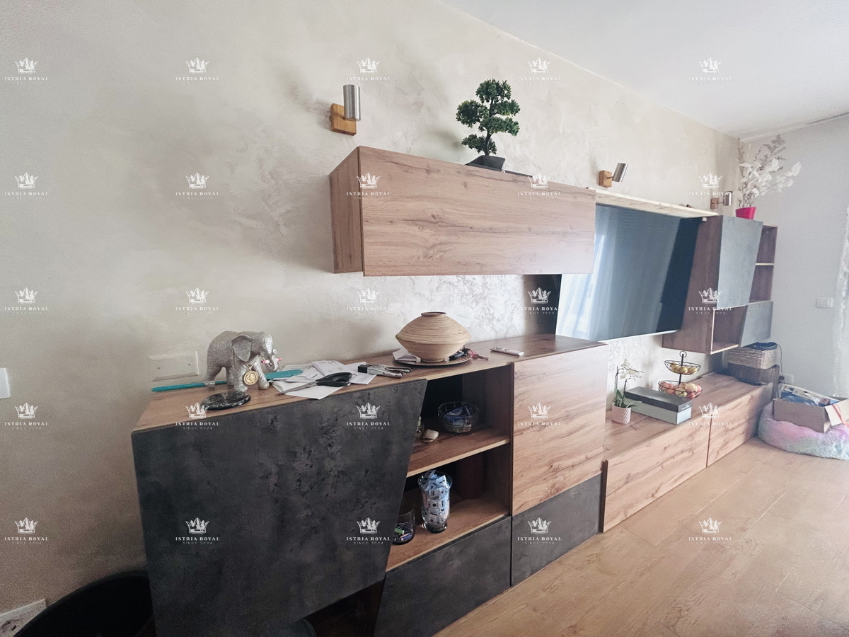 Istria, vendita di una casa con 3 appartamenti e cantina a Petrovija vicino a Umago.