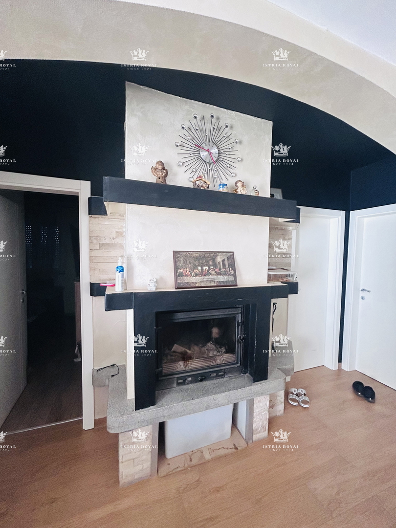 Istria, vendita di una casa con 3 appartamenti e cantina a Petrovija vicino a Umago.