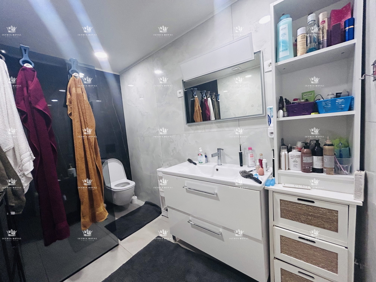 Istria, vendita di una casa con 3 appartamenti e cantina a Petrovija vicino a Umago.