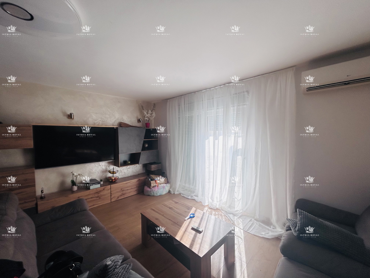 Istria, vendita di una casa con 3 appartamenti e cantina a Petrovija vicino a Umago.