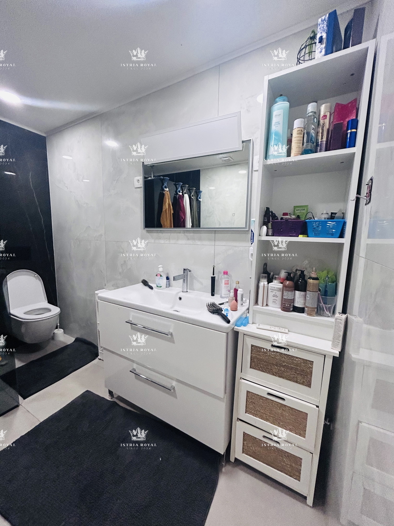 Istria, vendita di una casa con 3 appartamenti e cantina a Petrovija vicino a Umago.