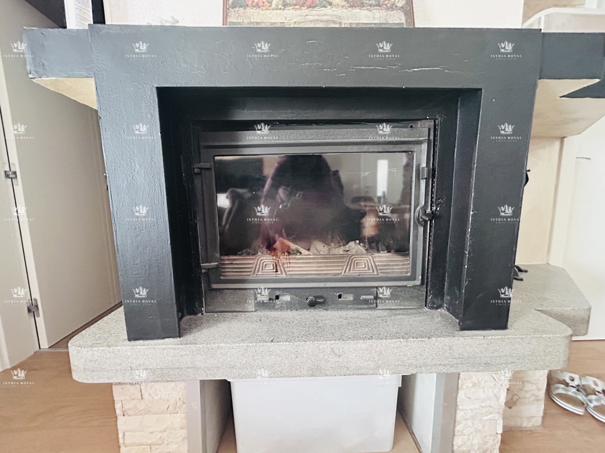 Istria, vendita di una casa con 3 appartamenti e cantina a Petrovija vicino a Umago.