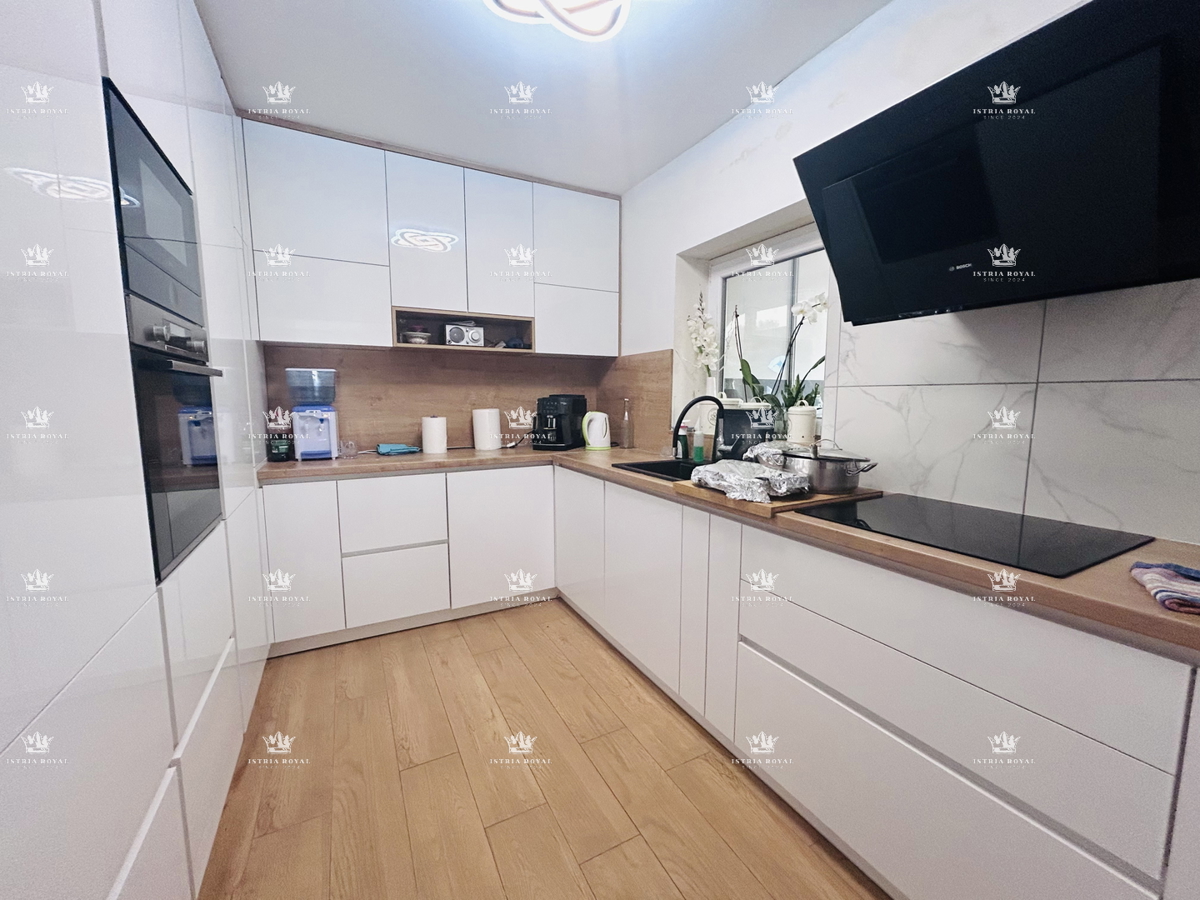 Istria, vendita di una casa con 3 appartamenti e cantina a Petrovija vicino a Umago.