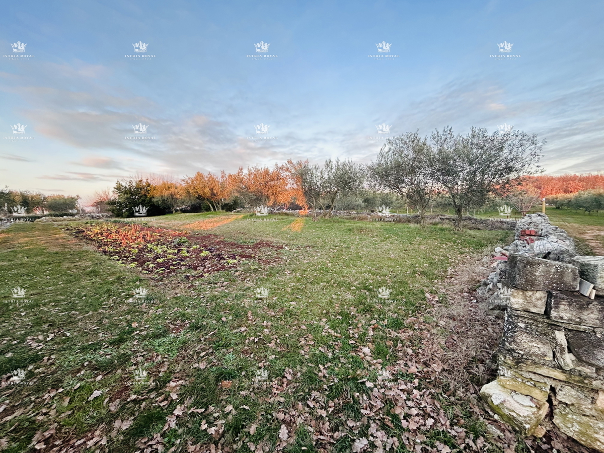 Terreno edificabile di 854 m² a Kaštel – Natura, Maslenik, Vicinanza al confine!