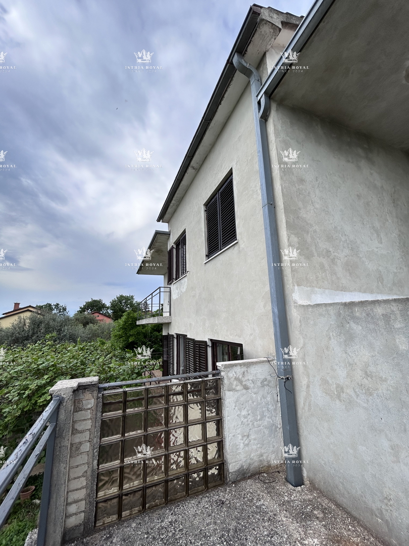 Istria, periferia di Umago, casa di 420 m2 con terrazze, terreno di 1644 m2, 2 garage, vista mare