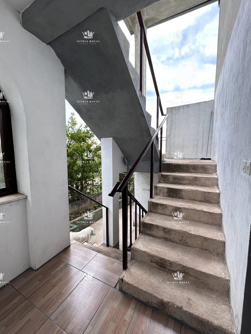 Istria, periferia di Umago, casa di 420 m2 con terrazze, terreno di 1644 m2, 2 garage, vista mare