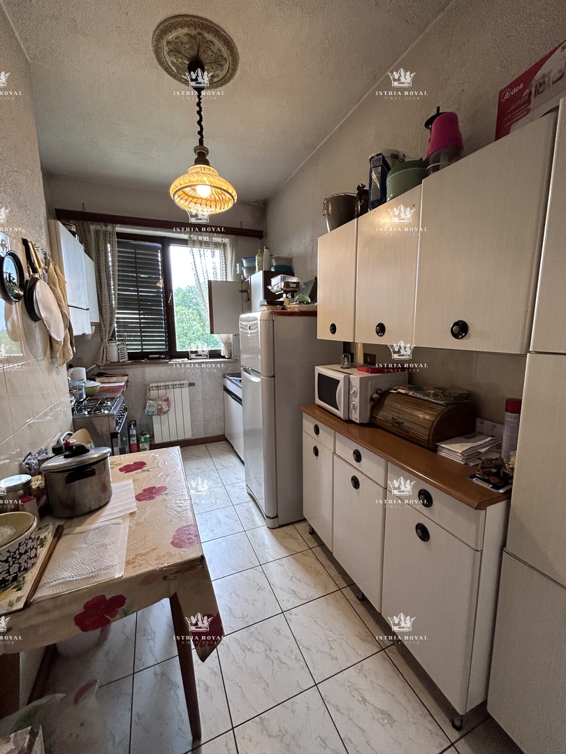 Istria, periferia di Umago, casa di 420 m2 con terrazze, terreno di 1644 m2, 2 garage, vista mare