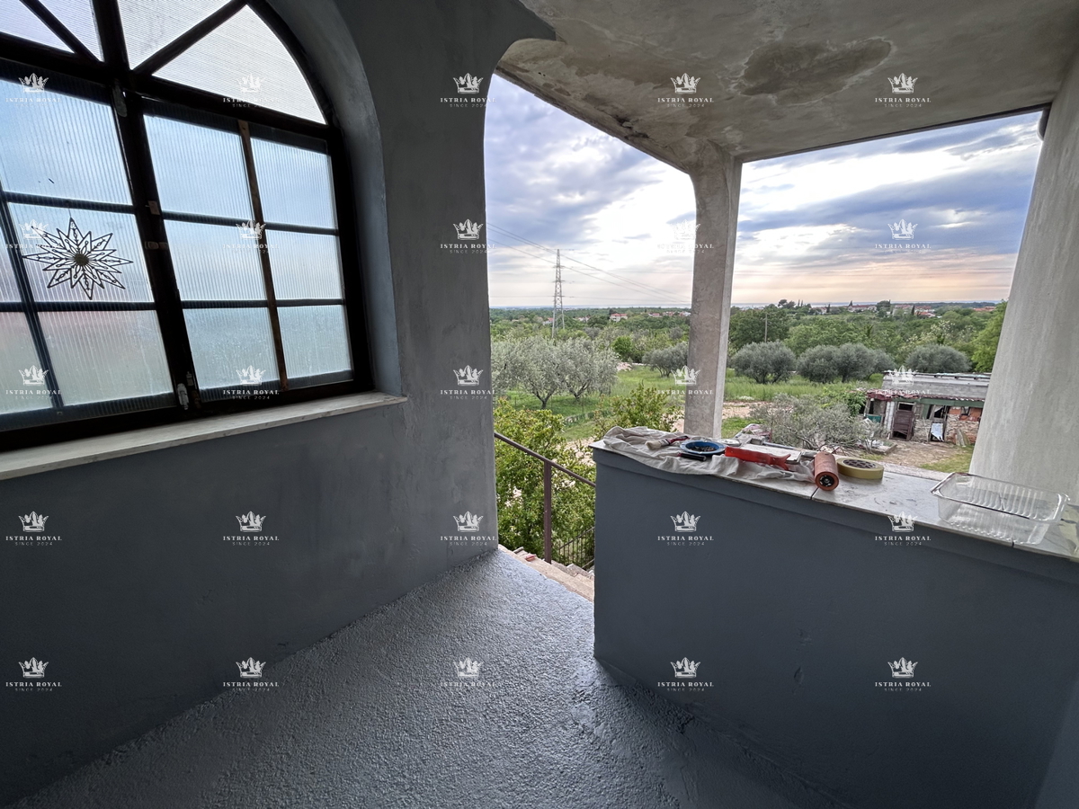 Istria, periferia di Umago, casa di 420 m2 con terrazze, terreno di 1644 m2, 2 garage, vista mare