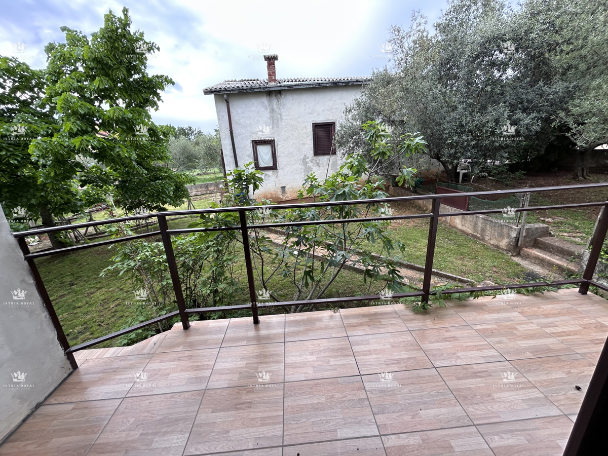 Istria, periferia di Umago, casa di 420 m2 con terrazze, terreno di 1644 m2, 2 garage, vista mare