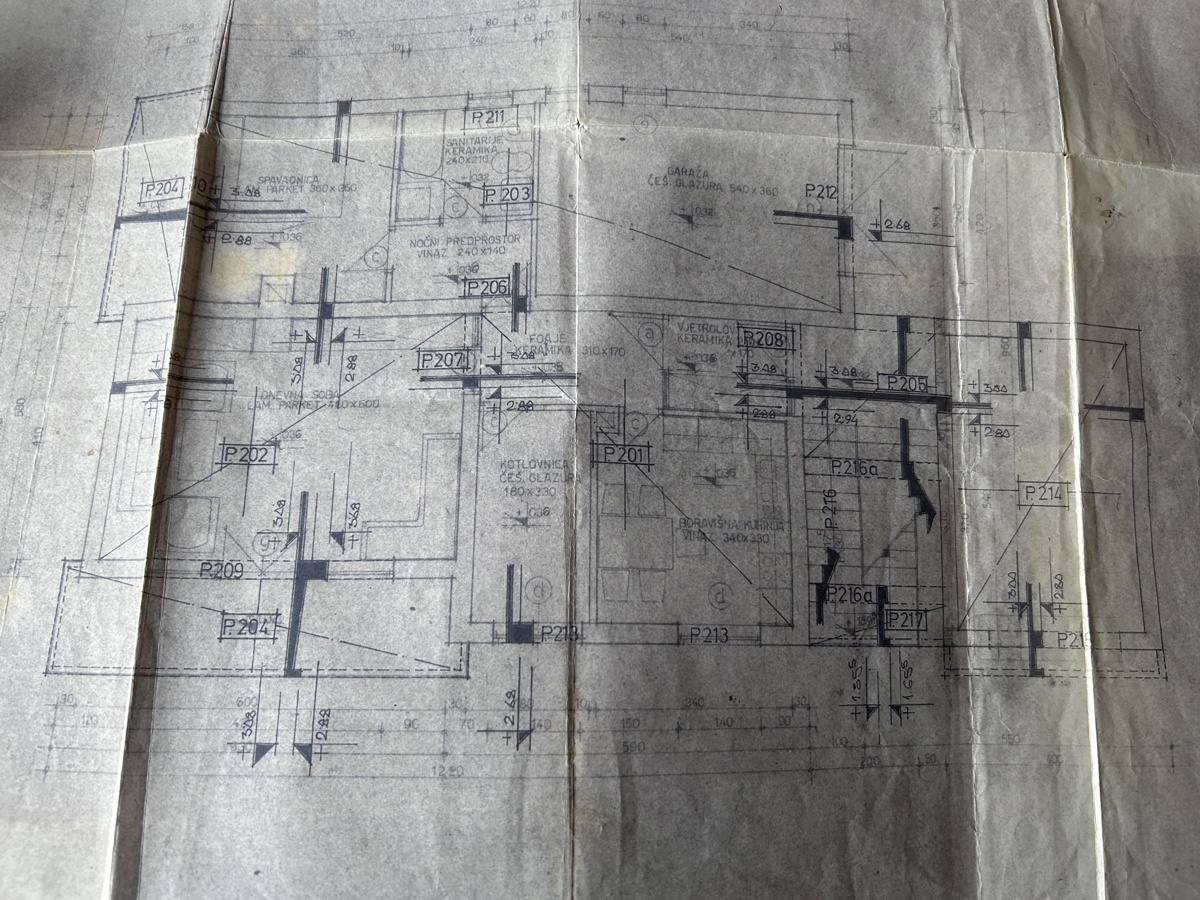 Istria, periferia di Umago, casa di 420 m2 con terrazze, terreno di 1644 m2, 2 garage, vista mare