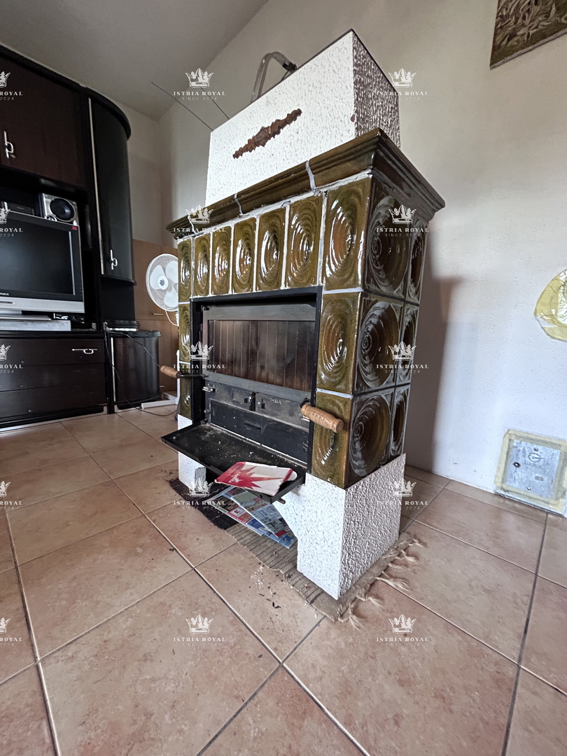 Istria, periferia di Umago, casa di 420 m2 con terrazze, terreno di 1644 m2, 2 garage, vista mare