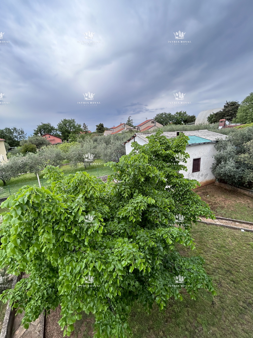 Istria, periferia di Umago, casa di 420 m2 con terrazze, terreno di 1644 m2, 2 garage, vista mare