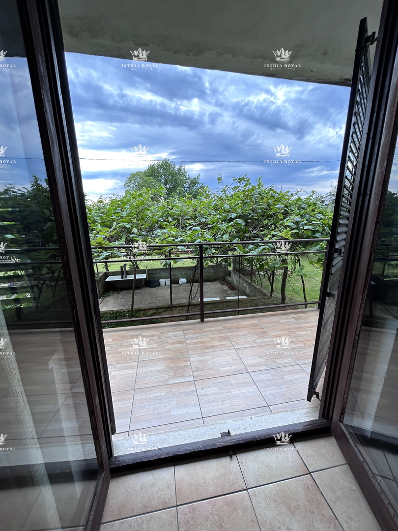 Istria, periferia di Umago, casa di 420 m2 con terrazze, terreno di 1644 m2, 2 garage, vista mare