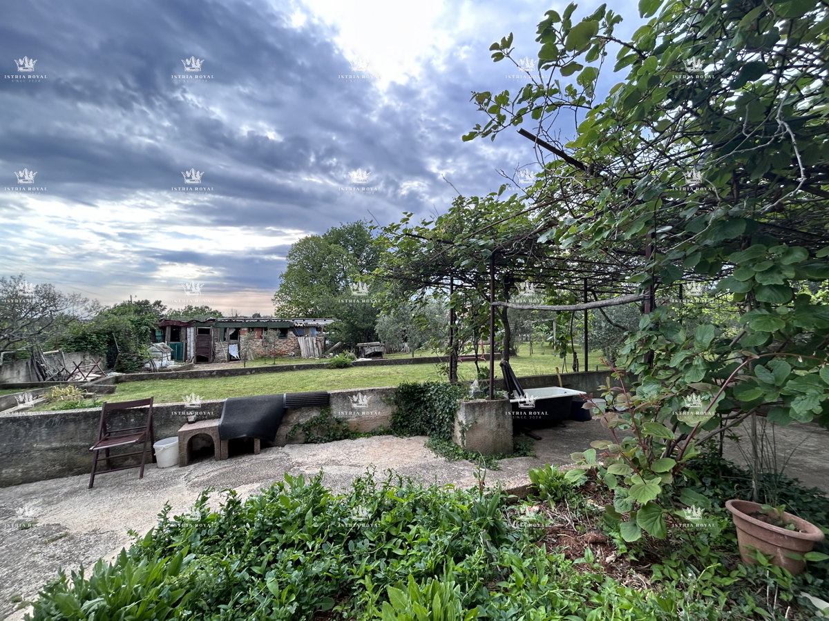 Istria, periferia di Umago, casa di 420 m2 con terrazze, terreno di 1644 m2, 2 garage, vista mare