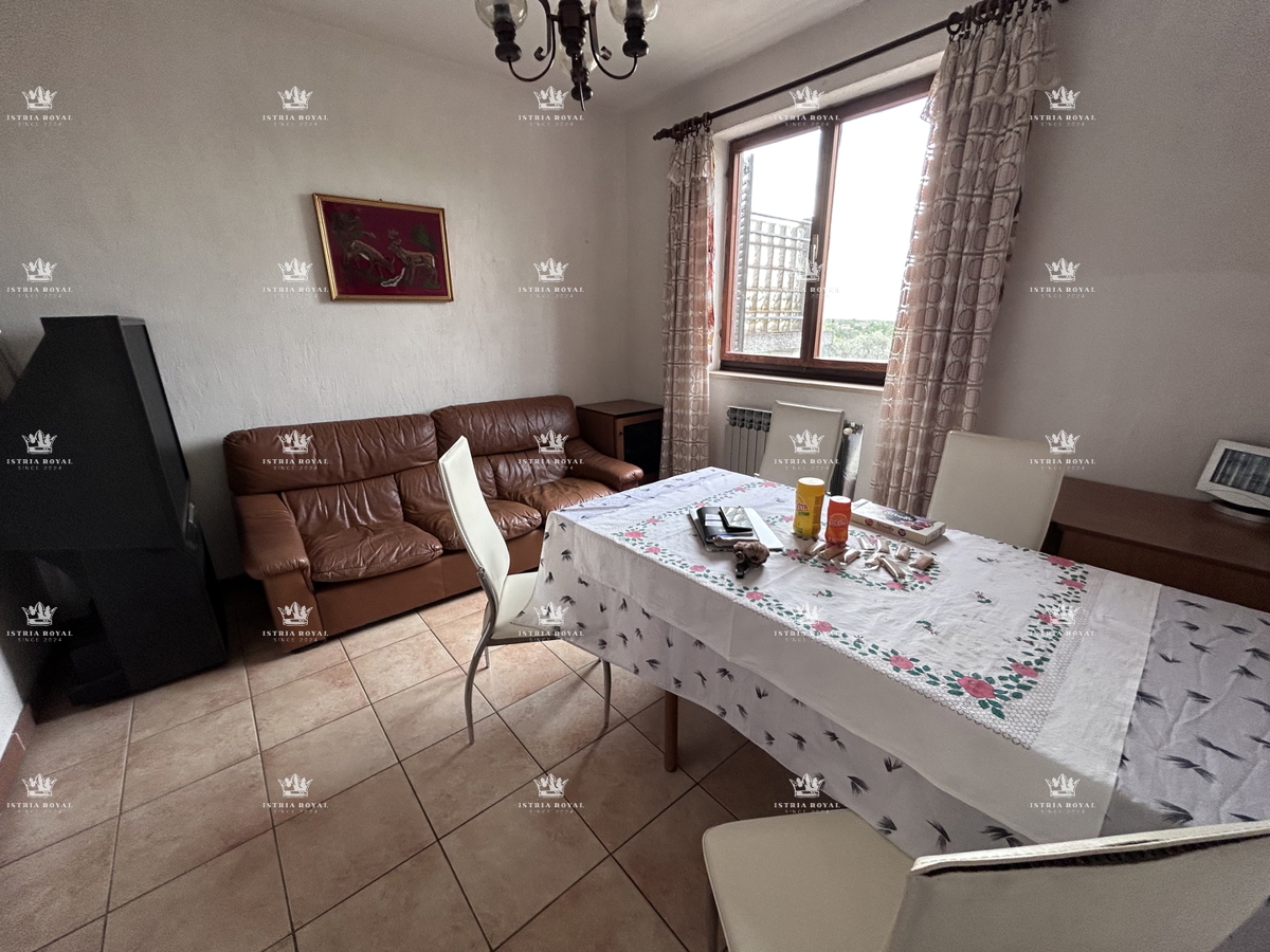 Istria, periferia di Umago, casa di 420 m2 con terrazze, terreno di 1644 m2, 2 garage, vista mare