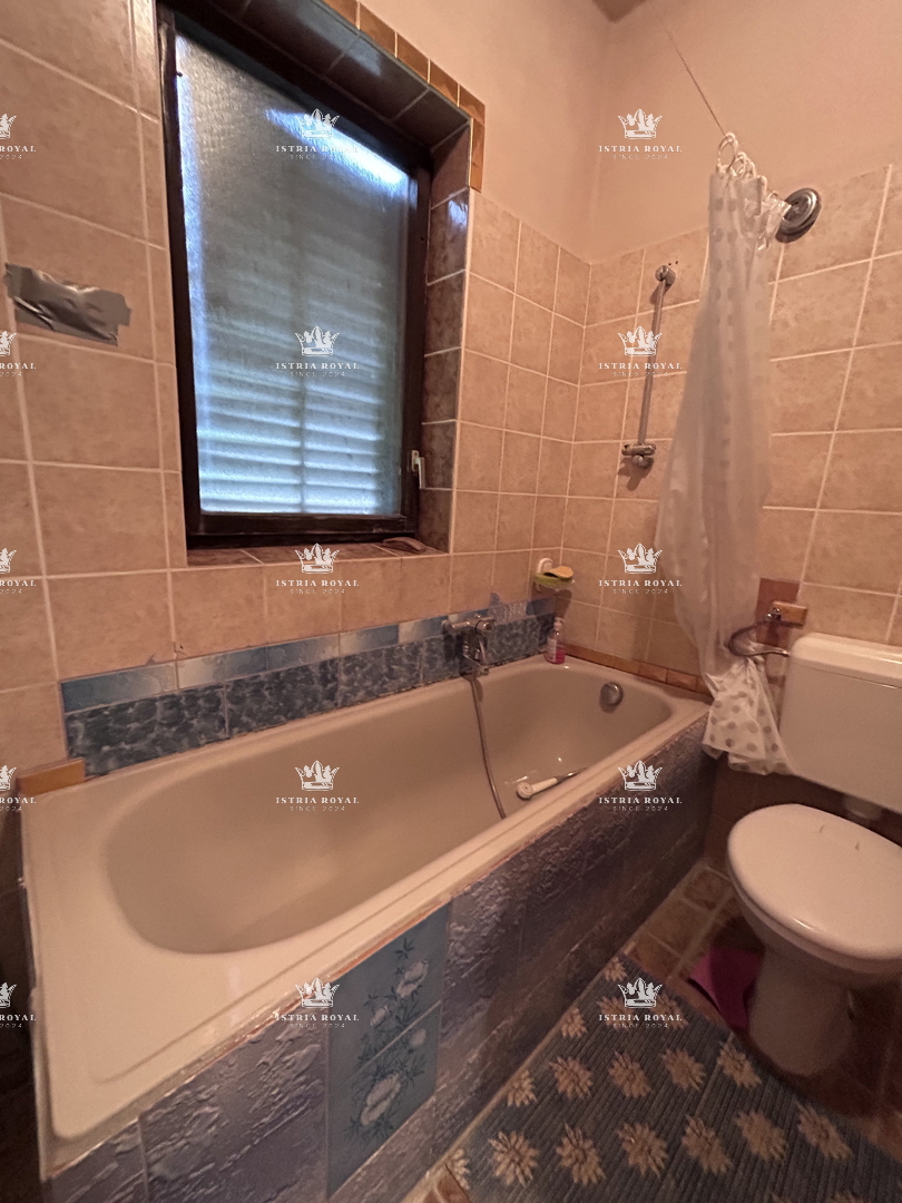 Istria, periferia di Umago, casa di 420 m2 con terrazze, terreno di 1644 m2, 2 garage, vista mare