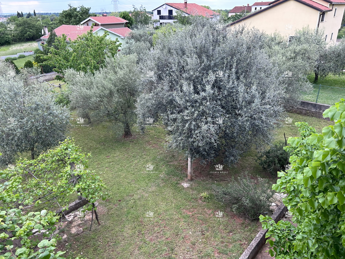 Istria, periferia di Umago, casa di 420 m2 con terrazze, terreno di 1644 m2, 2 garage, vista mare