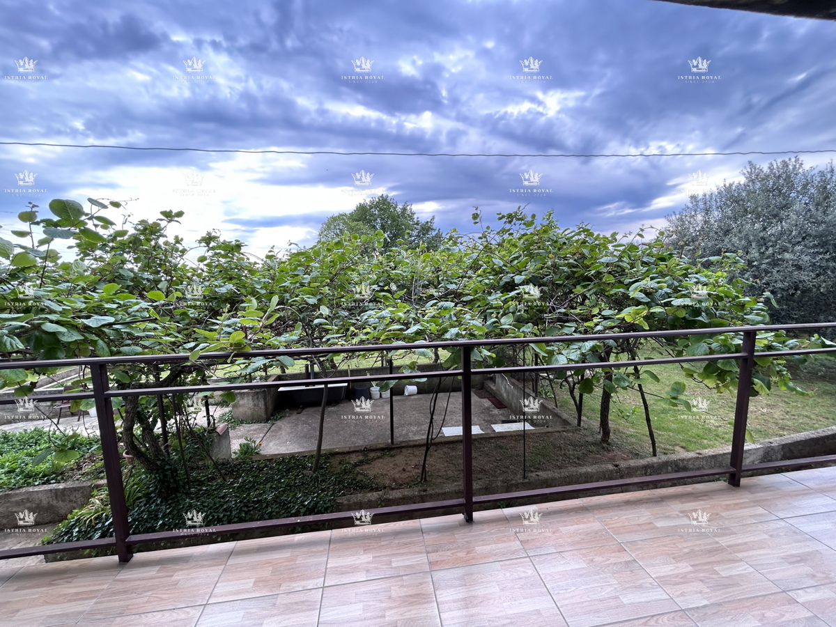 Istria, periferia di Umago, casa di 420 m2 con terrazze, terreno di 1644 m2, 2 garage, vista mare