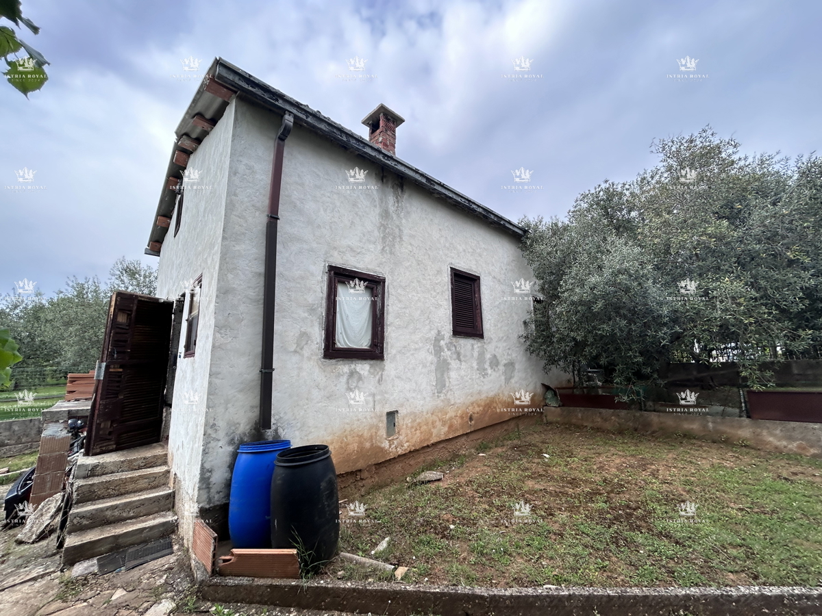 Istria, periferia di Umago, casa di 420 m2 con terrazze, terreno di 1644 m2, 2 garage, vista mare