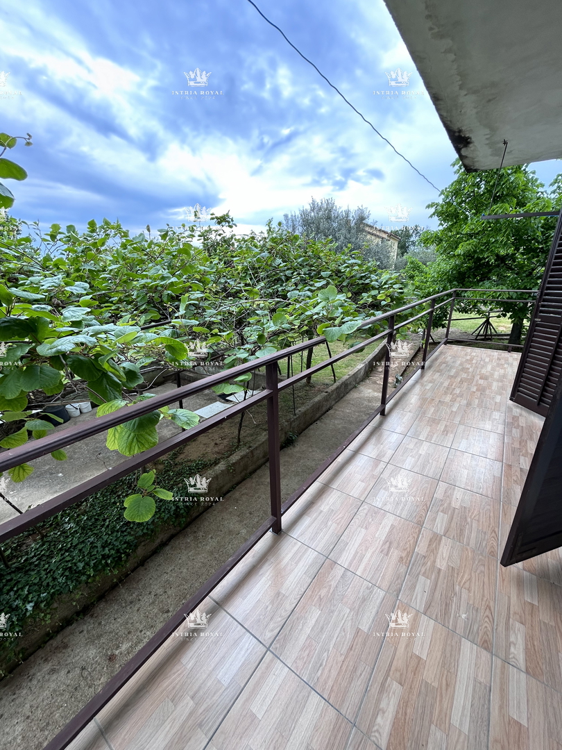 Istria, periferia di Umago, casa di 420 m2 con terrazze, terreno di 1644 m2, 2 garage, vista mare