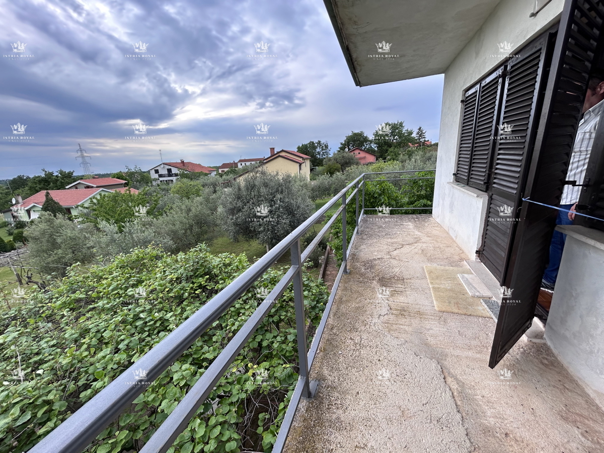 Istria, periferia di Umago, casa di 420 m2 con terrazze, terreno di 1644 m2, 2 garage, vista mare