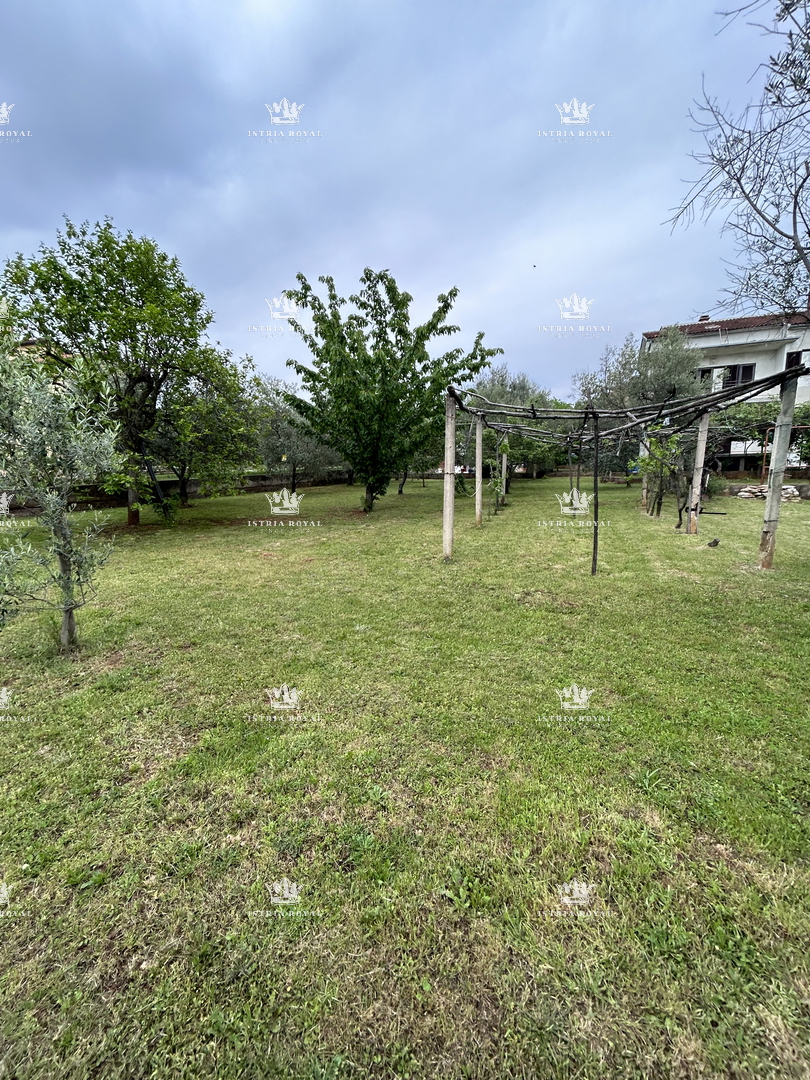Istria, periferia di Umago, casa di 420 m2 con terrazze, terreno di 1644 m2, 2 garage, vista mare