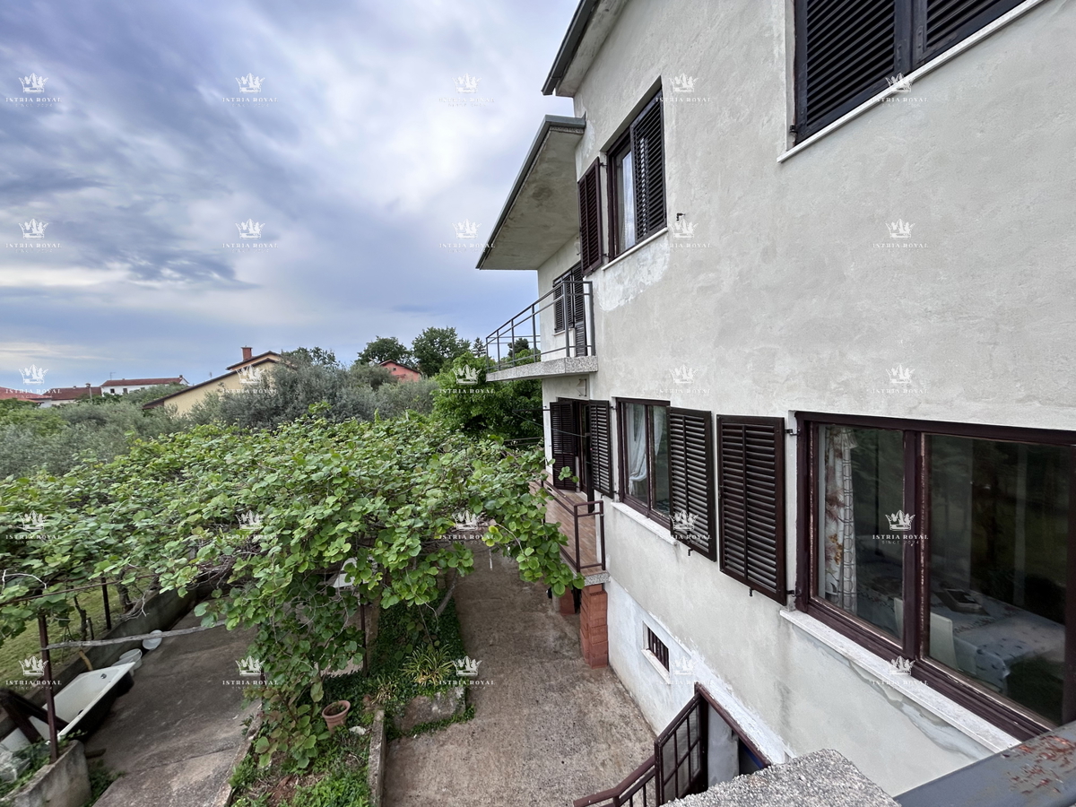Istria, periferia di Umago, casa di 420 m2 con terrazze, terreno di 1644 m2, 2 garage, vista mare