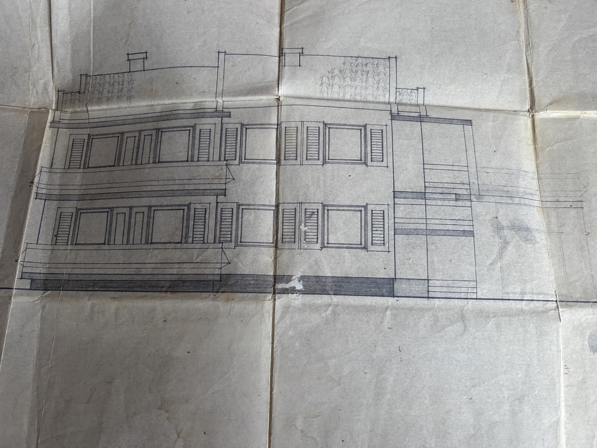 Istria, periferia di Umago, casa di 420 m2 con terrazze, terreno di 1644 m2, 2 garage, vista mare