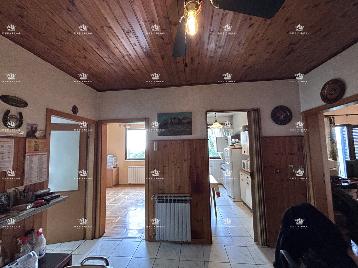 Istria, periferia di Umago, casa di 420 m2 con terrazze, terreno di 1644 m2, 2 garage, vista mare