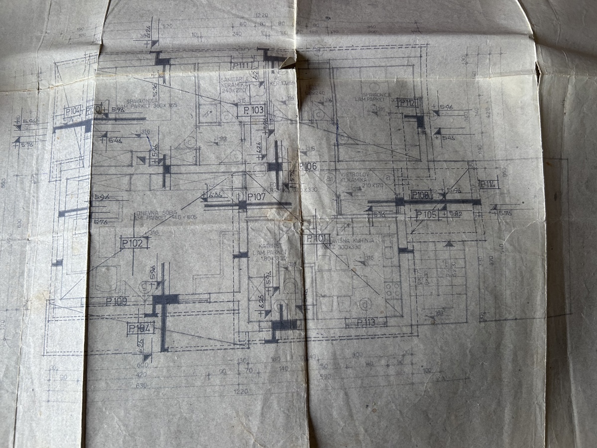 Istria, periferia di Umago, casa di 420 m2 con terrazze, terreno di 1644 m2, 2 garage, vista mare